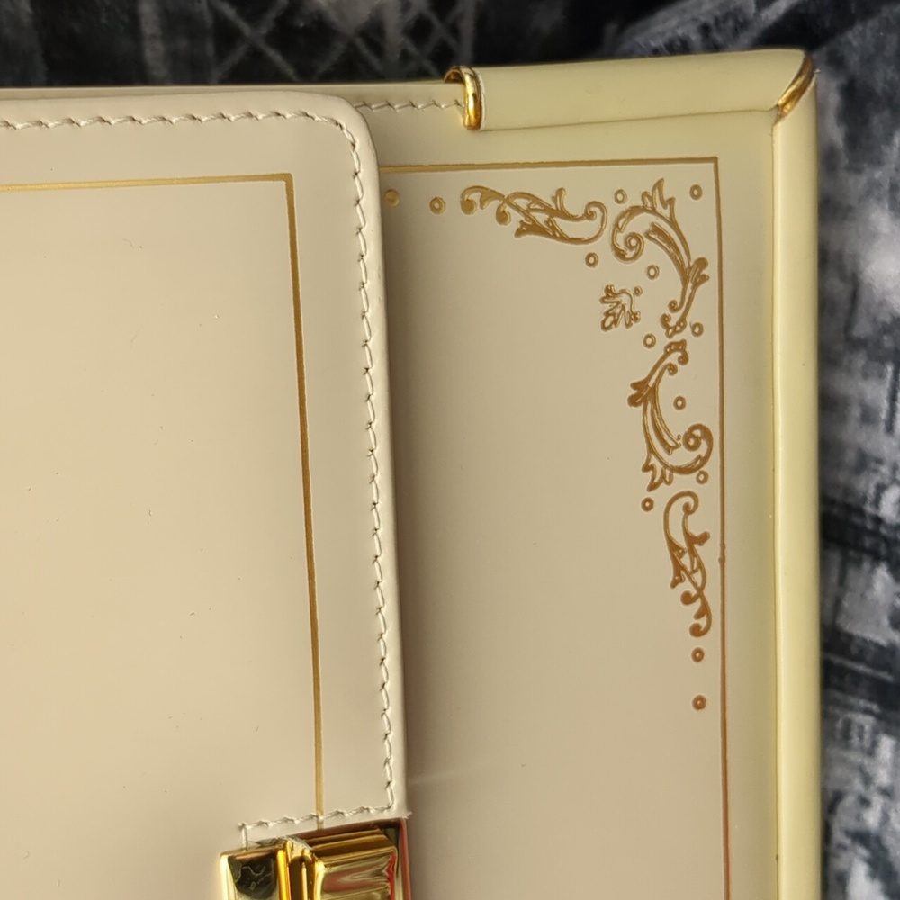 Elegant Cream Shoulder Bag with Gold Accents - Picture 6 of 16